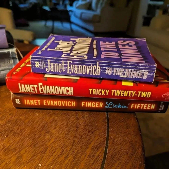 Bundle of Janet Evanovich Stephanie Plum Books - Picture 1 of 4